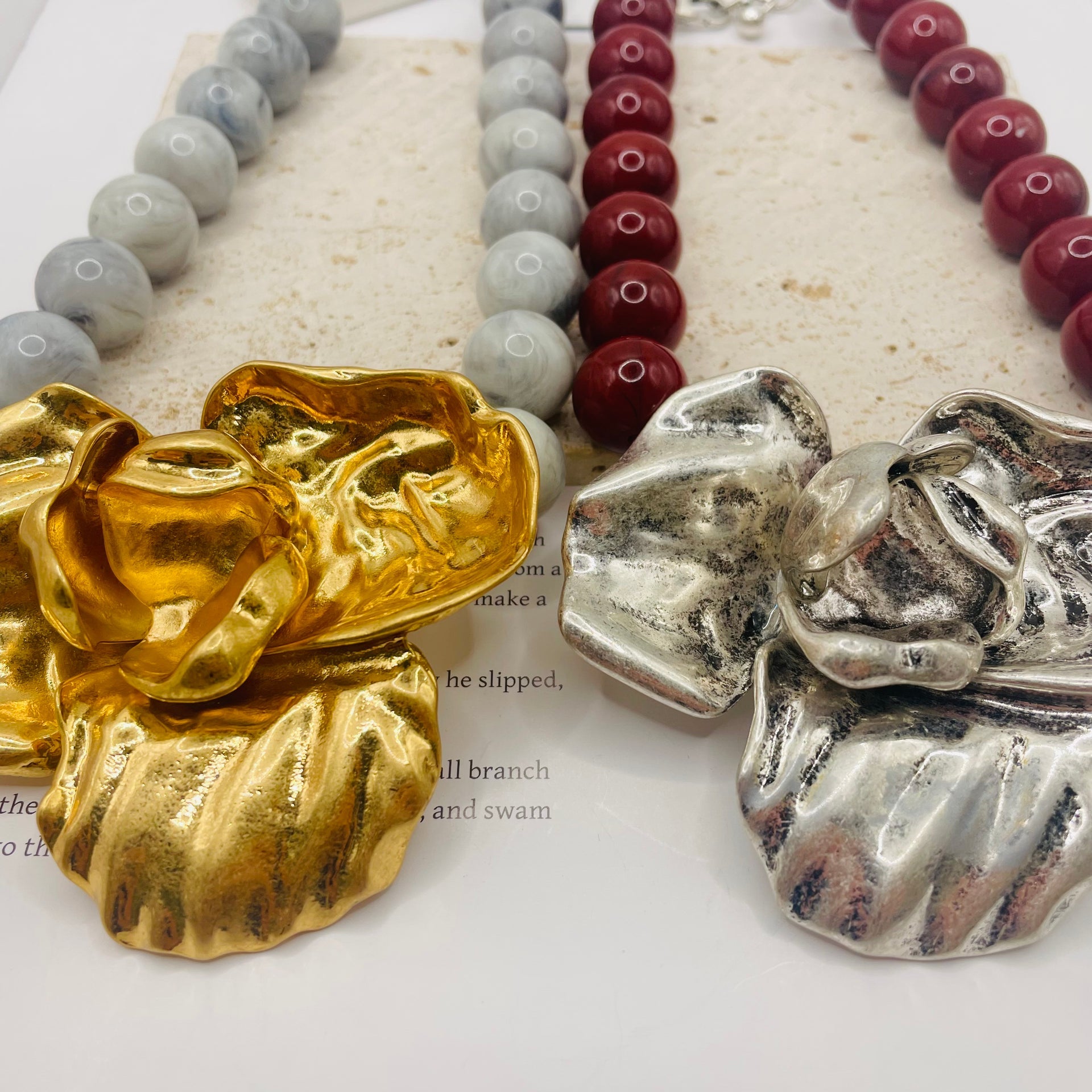 JI JOYA VENTA AL POR MAYOR,¡Grandes flores de moda combinadas con un collar de columna redonda!