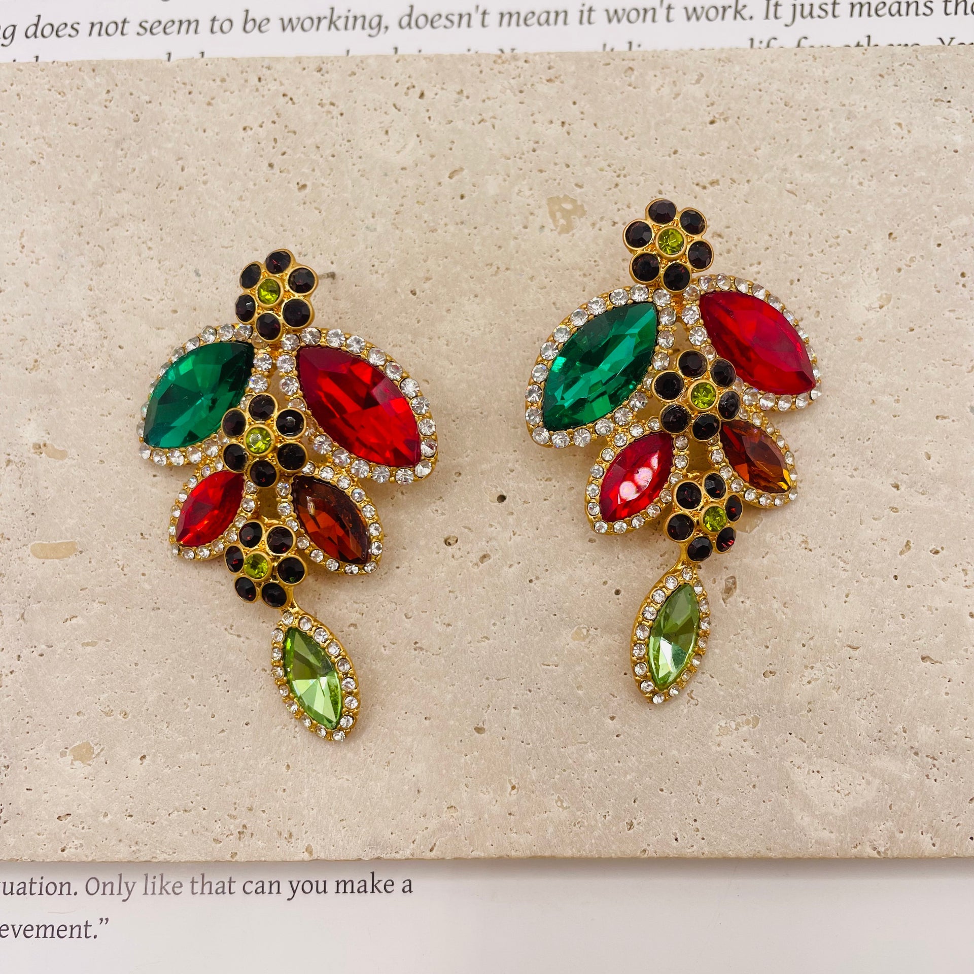 JI JOYA VENTA AL POR MAYOR,Las piedras preciosas de colores combinadas con pequeños collares de diamantes son imprescindibles para las fiestas.