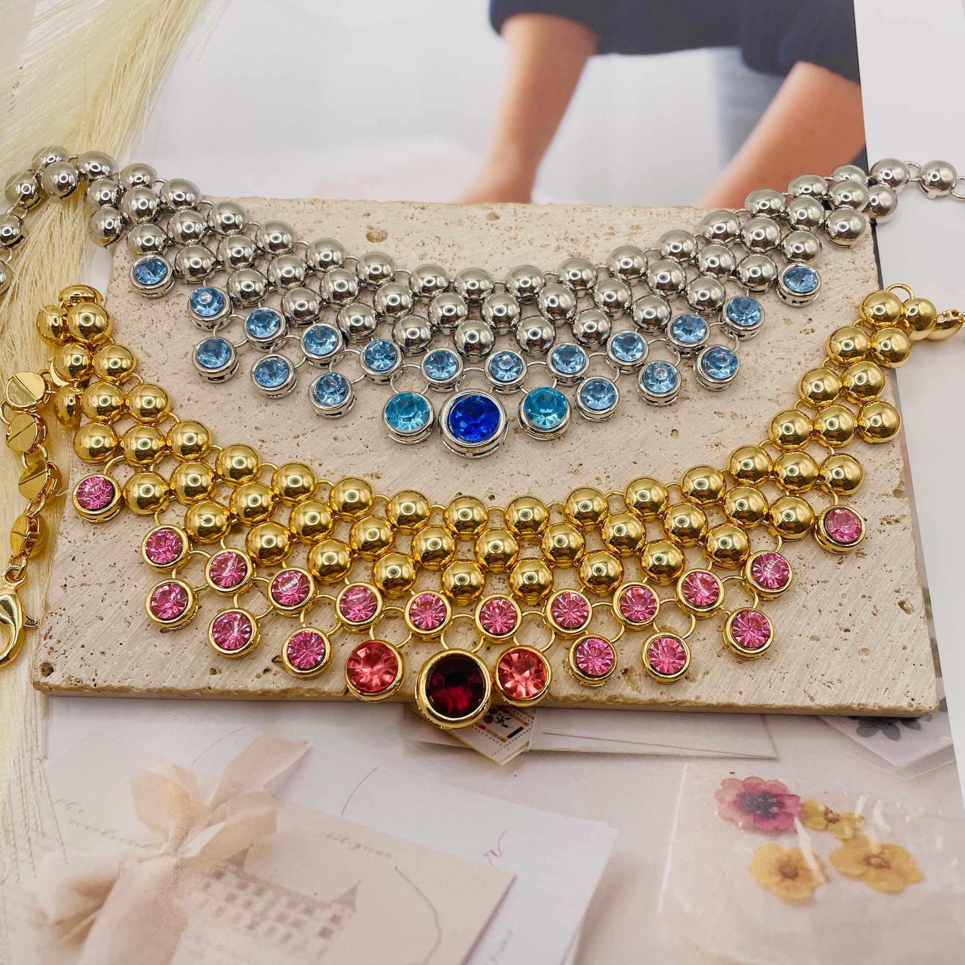 JI JOYA VENTA AL POR MAYOR,Un collar sencillo que combina metal y piedras preciosas.