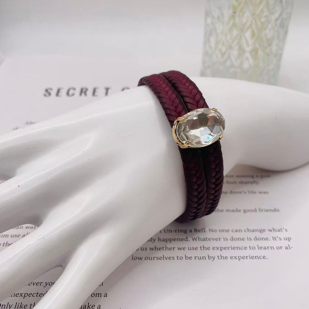 JI JOYA VENTA AL POR MAYOR,Llevando una pulsera trenzada de diamantes