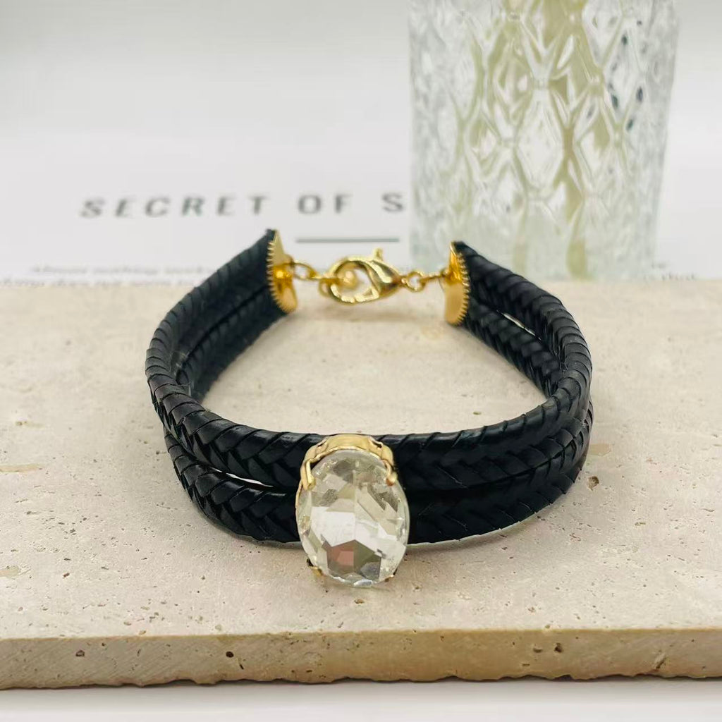 JI JOYA VENTA AL POR MAYOR,Llevando una pulsera trenzada de diamantes