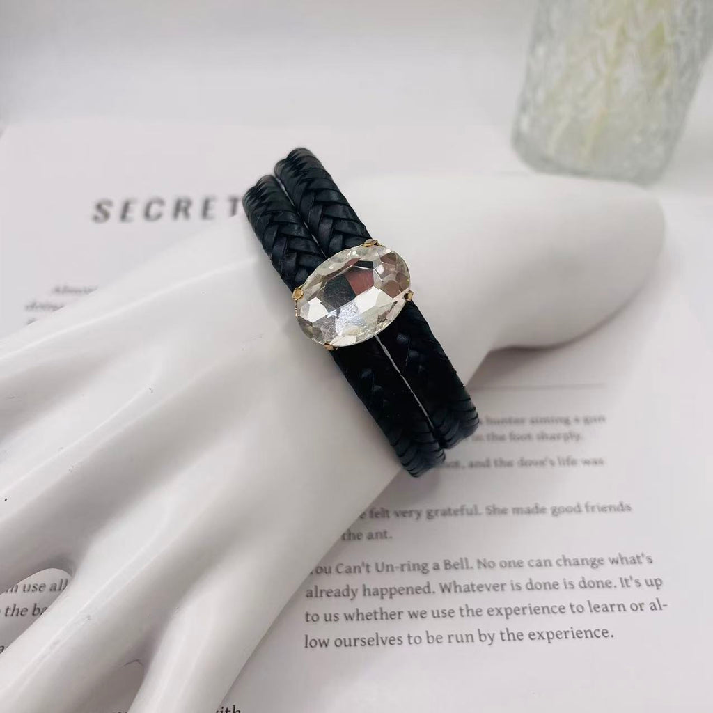 JI JOYA VENTA AL POR MAYOR,Llevando una pulsera trenzada de diamantes