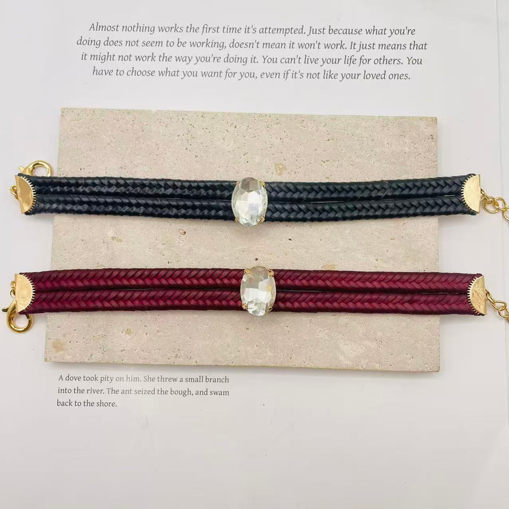 JI JOYA VENTA AL POR MAYOR,Llevando una pulsera trenzada de diamantes